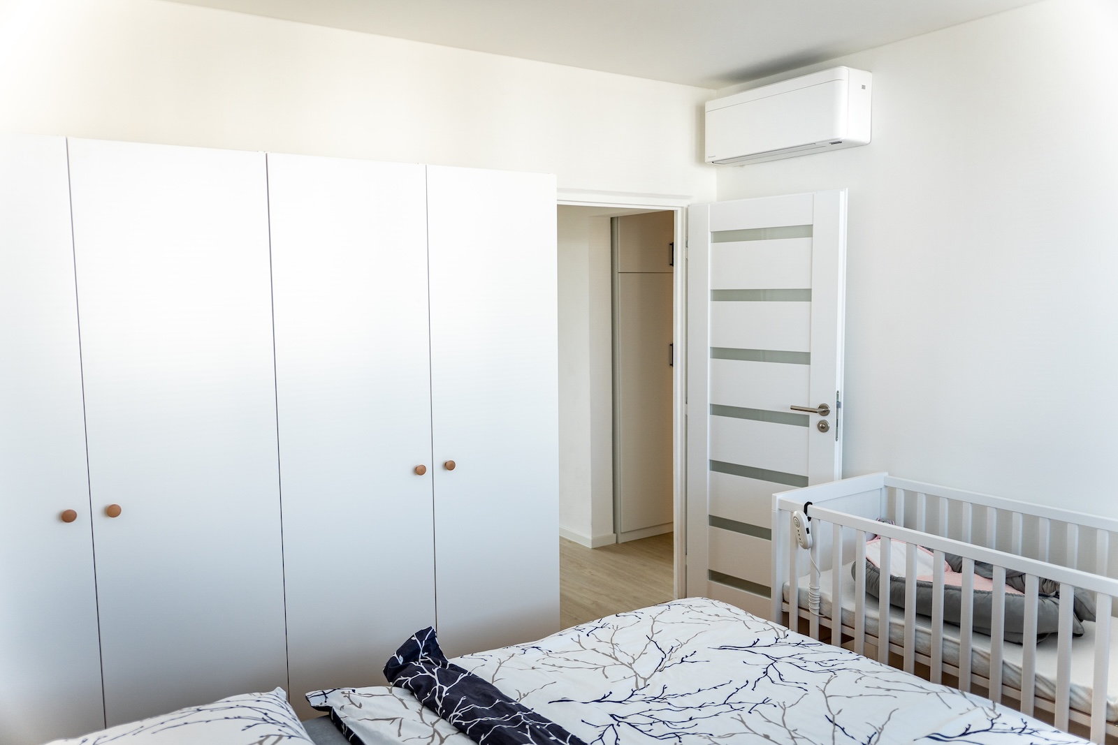 Domácí klimatizace v ložnici – tichý provoz a příjemná teplota pro klidný spánek.