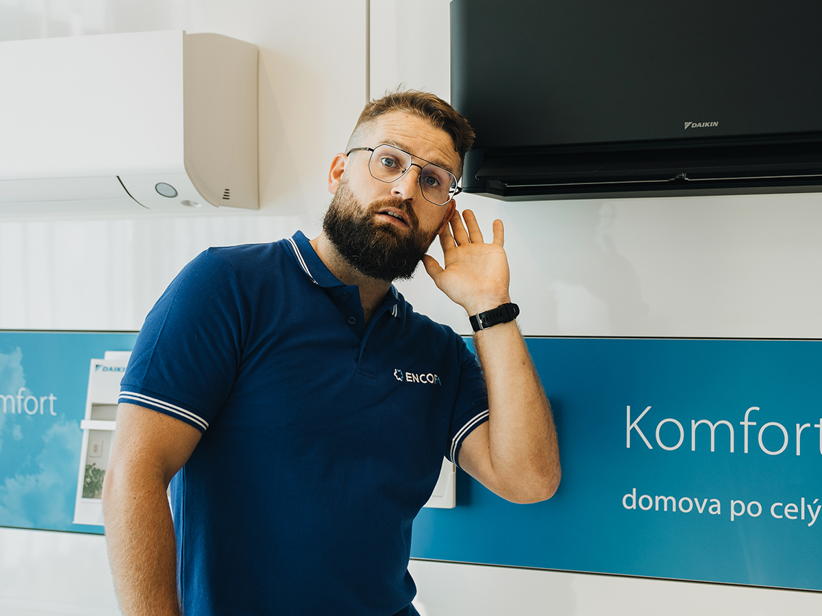 Hlučnost vnitřní jednotky klimatizace v interiéru – tichý provoz je důležitý zejména v ložnici