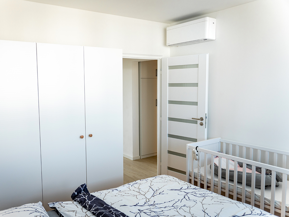 Vnitřní jednotka split klimatizace Daikin na stěně v ložnici