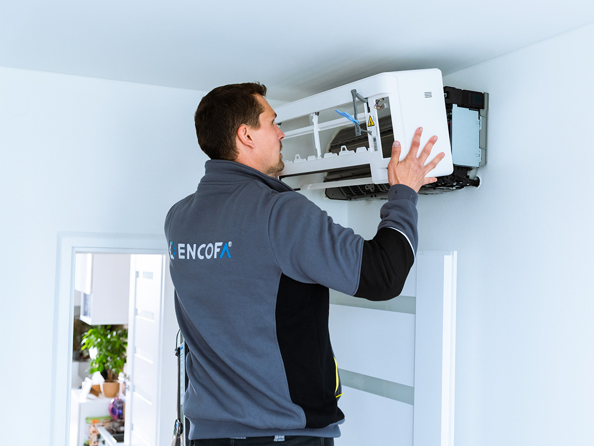 Servis klimatizace v bytě – kontrola a čištění vnitřní jednotky pro úsporný provoz