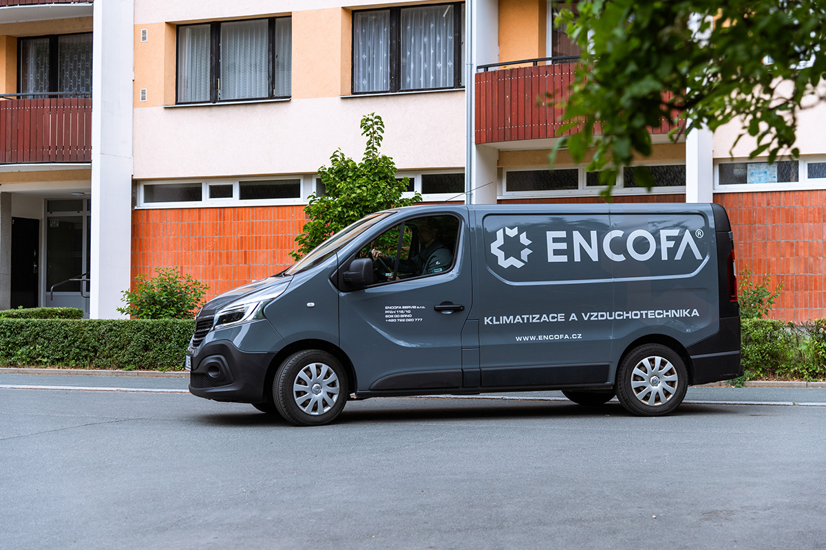 Naše Encofa dodávka při montáži klimatizace v bytovém domě – profesionální instalace klimatizace v Brně