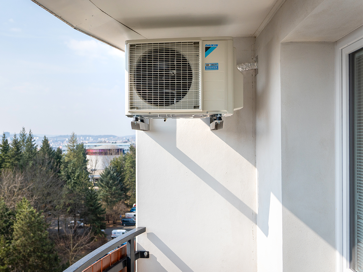 Venkovní jednotka klimatizace na balkoně.